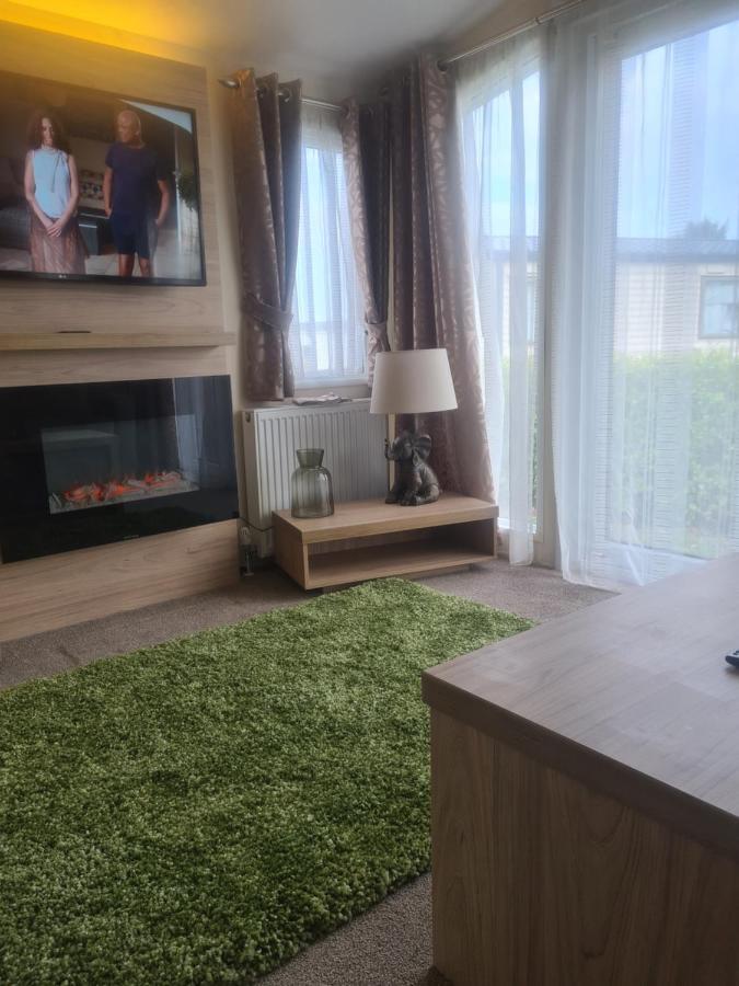 Beautiful 2 Bedroom Caravan, Holiday Park Tenby Saint Florence Exterior foto